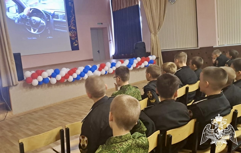 Военнослужащие Росгвардии провели для воспитанников кадетского корпуса в Воронеже тематический урок, посвященный памяти первого командующего внутренней стражей России 