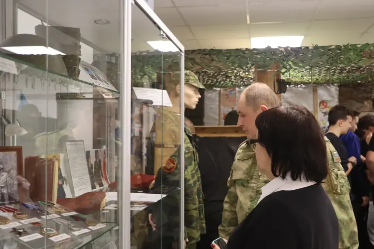 В День военной присяги и ветеранов войск правопорядка росгвардейцы  провели семинар «Служить Отечеству» для допризывной молодёжи 