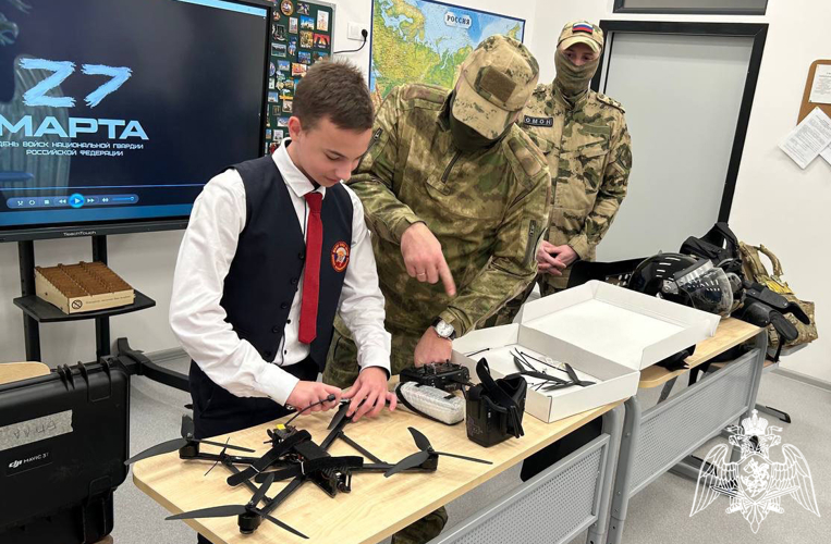 В преддверии Дня Героев Отечества сотрудники ОМОН «Центр» Росгвардии провели профориентационные встречи со школьниками