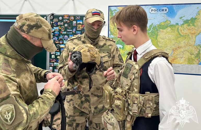 В преддверии Дня Героев Отечества сотрудники ОМОН «Центр» Росгвардии провели профориентационные встречи со школьниками