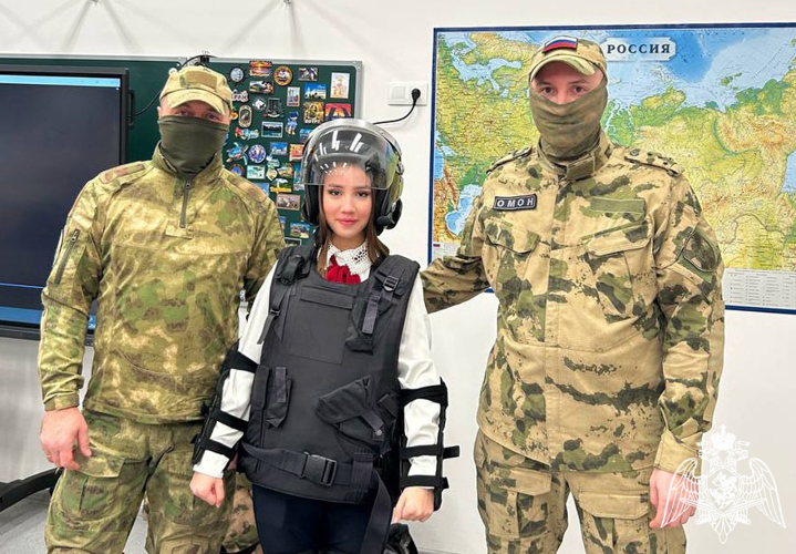 В преддверии Дня Героев Отечества сотрудники ОМОН «Центр» Росгвардии провели профориентационные встречи со школьниками
