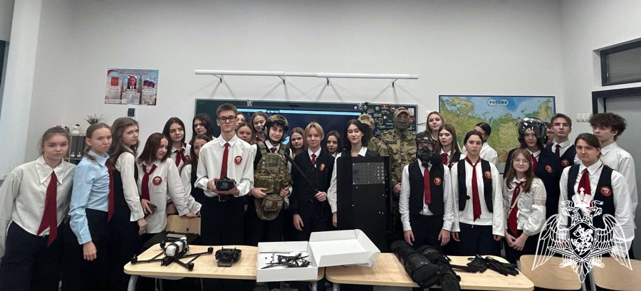 В преддверии Дня Героев Отечества сотрудники ОМОН «Центр» Росгвардии провели профориентационные встречи со школьниками