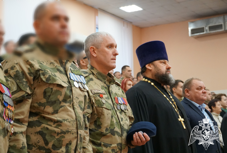 В День образования ОМОН и ОМОН (на транспорте) в Воронеже отличившихся сотрудников спецподразделений отметили медалями, почетными грамотами и благодарностями