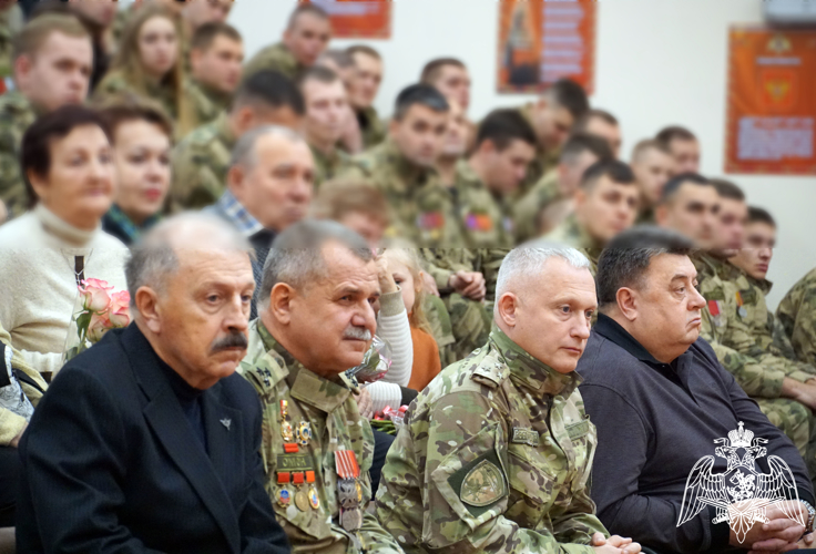 В День образования ОМОН и ОМОН (на транспорте) в Воронеже отличившихся сотрудников спецподразделений отметили медалями, почетными грамотами и благодарностями