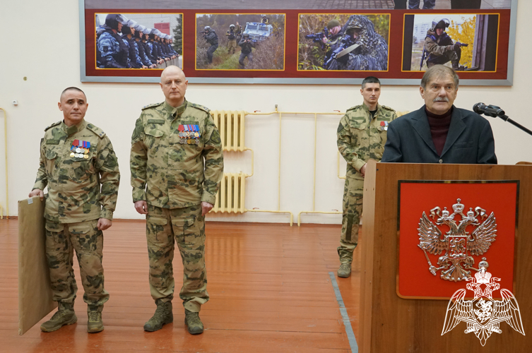 В День образования ОМОН и ОМОН (на транспорте) в Воронеже отличившихся сотрудников спецподразделений отметили медалями, почетными грамотами и благодарностями