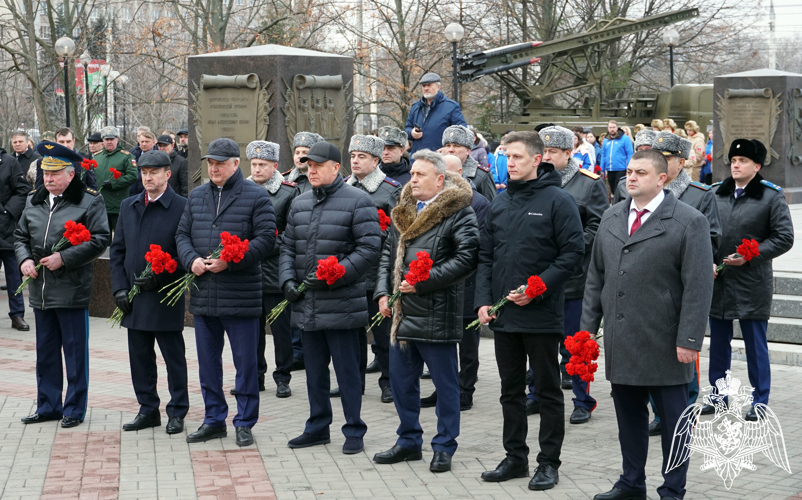 Начальник Управления Росгвардии по Воронежской области Алексей Баранников в День Героев Отечества возложил цветы на Аллее Героев