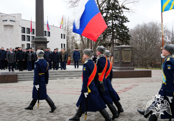 Начальник Управления Росгвардии по Воронежской области Алексей Баранников в День Героев Отечества возложил цветы на Аллее Героев