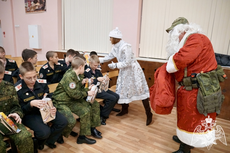 В Воронеже продолжается Всероссийская акция Росгвардии «Дед Мороз специального назначения» 