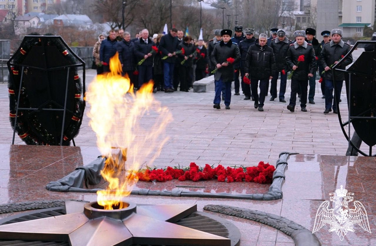 В Воронеже на площади Победы начальник Управления Росгвардии Алексей Баранников возложил цветы к могиле Неизвестного Солдата