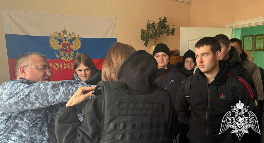 Сотрудники Росгвардии провели урок мужества и безопасности для студентов техникума