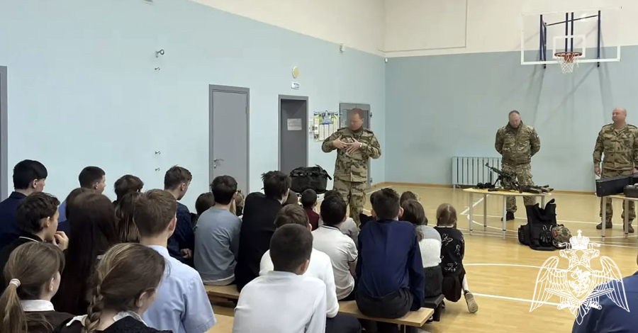 СОТРУДНИКИ ОМОН «СТИЛЕТ» (на транспорте)  Росгвардии ПРОВЕЛи МЕРОПРИЯТИЯ, ПОСВЯЩЕННЫЕ Дню ГЕроев Отечества, для подрастающего поколения