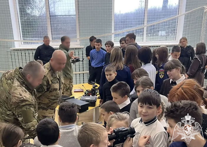 СОТРУДНИКИ ОМОН «СТИЛЕТ» (на транспорте)  Росгвардии ПРОВЕЛи МЕРОПРИЯТИЯ, ПОСВЯЩЕННЫЕ Дню ГЕроев Отечества, для подрастающего поколения