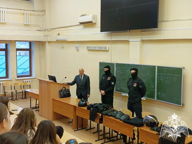 Сотрудники Воронежского ОМОН Росгвардии провели патриотическую акцию 
