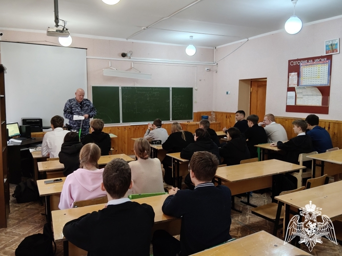 Сотрудники вневедомственной охраны провели профориентирующую беседу в Богучарской школе 