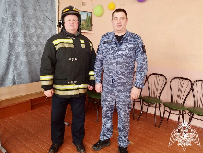 Офицер Росгвардии провел профилактическое занятие по пожарной безопасности для школьников Воронежской области 