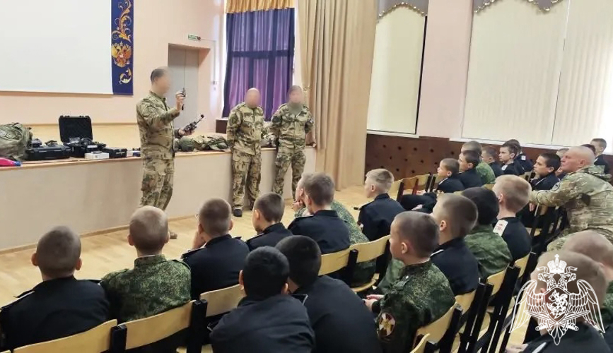 Сотрудники Воронежского ОМОН «Стилет» (на транспорте) провели для воспитанников Михайловского кадетского корпуса патриотическое мероприятие