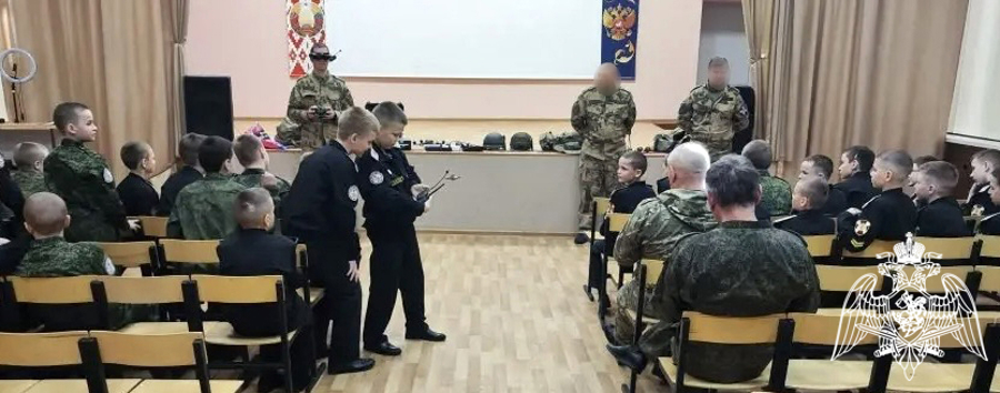 Сотрудники Воронежского ОМОН «Стилет» (на транспорте) провели для воспитанников Михайловского кадетского корпуса патриотическое мероприятие