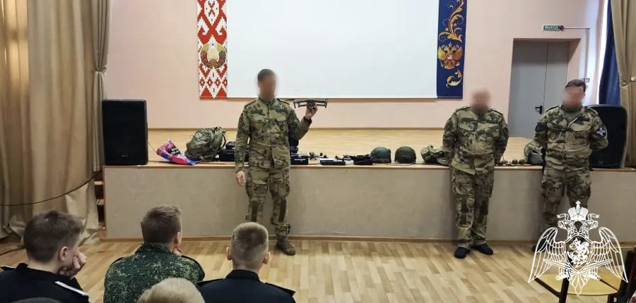 Сотрудники Воронежского ОМОН «Стилет» (на транспорте) провели для воспитанников Михайловского кадетского корпуса патриотическое мероприятие