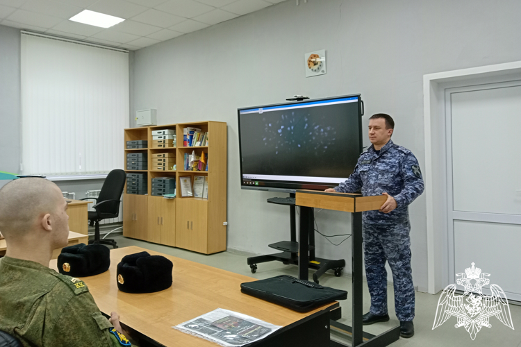 Сотрудники вневедомственной охраны продолжают патриотическое информирование в образовательных учреждениях Воронежской области 