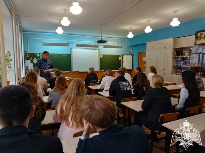 В Воронежской области росгвардейцы рассказали выпускникам о преимуществах военных институтов