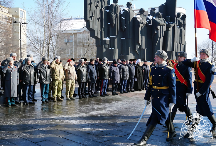 В Воронеже делегация Росгвардии приняла участие в  церемонии возложения венков и цветов к Вечному огню на площади Победы