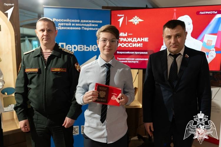 Офицер Росгвардии в Музее «Арсенал» вручил  юным воронежцам главный документ гражданина