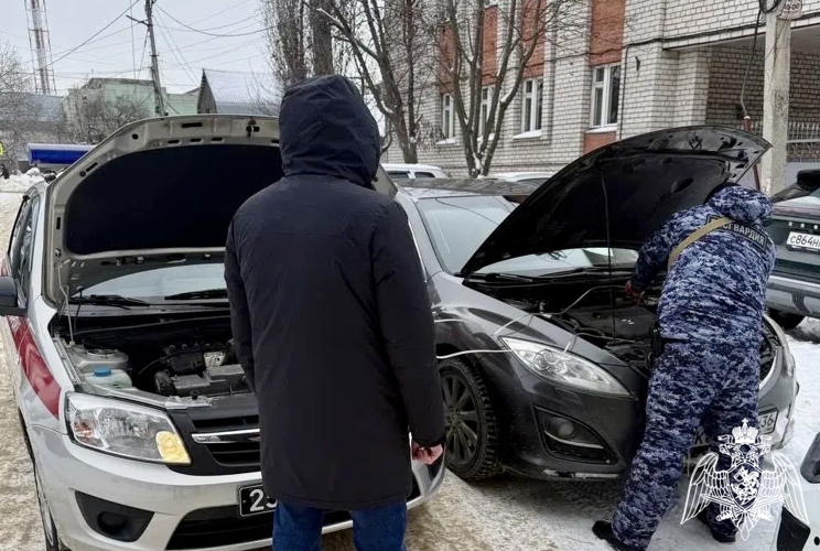 Сотрудники Росгвардии оказали помощь водителю неисправного автомобиля в Воронеже