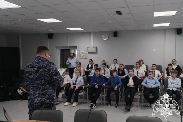 Сотрудники вневедомственной охраны провели встречу с учениками средних классов Воронежской области 