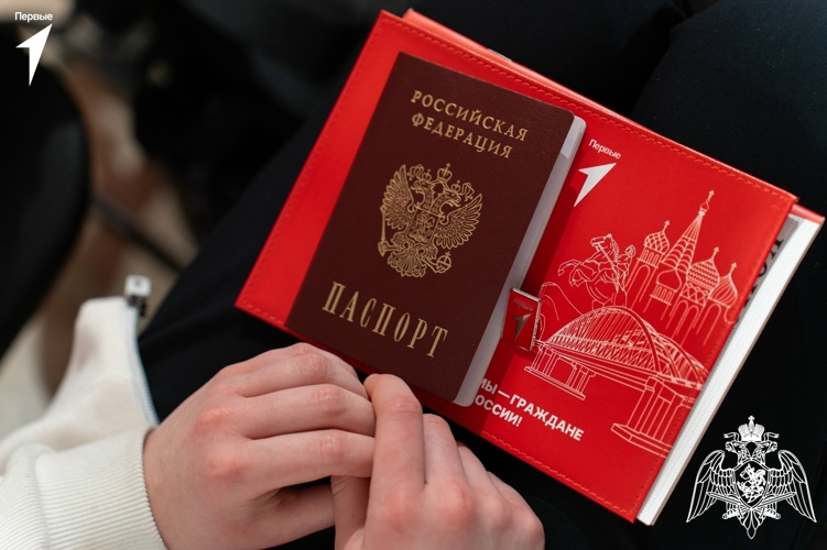 Офицер Росгвардии в Музее «Арсенал» вручил  юным воронежцам главный документ гражданина