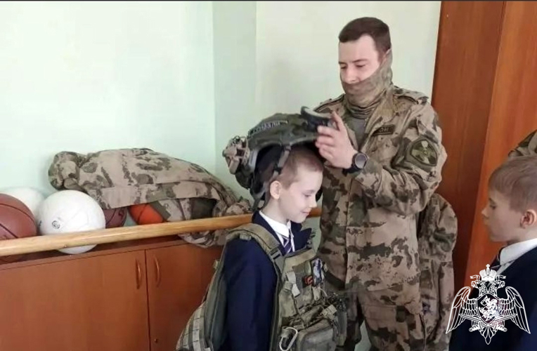 «Неделя Мужества» в Воронеже: Росгвардейцы рассказывают подрастающему поколению о чести и мужестве