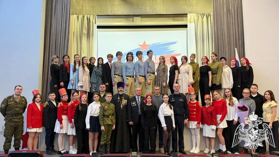 На театральном школьном концерте, посвященном Дню Защитника Отечества, побывал офицер Росгвардии в Воронеже