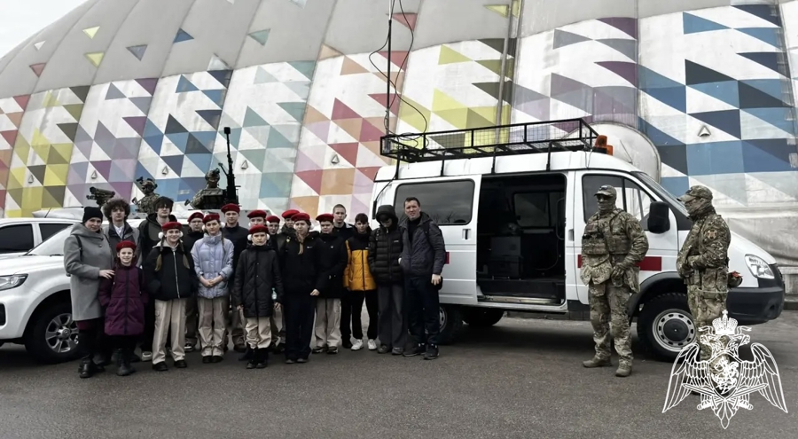 В Воронеже в преддверии 10-летия ведомства команда Росгвардии сыграла товарищеский матч с футболистами-легендами «Факела»