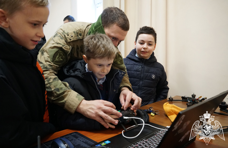 В «Дни Росгвардии» Воронежские школьники посетили базу ОМОН на транспорте «Стилет» 