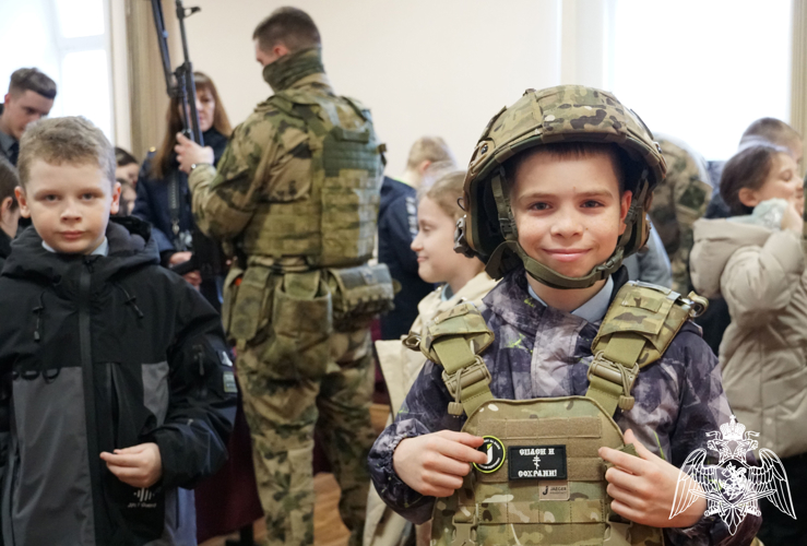 В «Дни Росгвардии» Воронежские школьники посетили базу ОМОН на транспорте «Стилет» 
