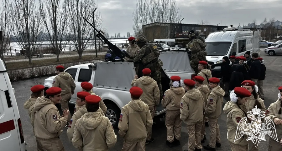 В Воронеже в преддверии 10-летия ведомства команда Росгвардии сыграла товарищеский матч с футболистами-легендами «Факела»