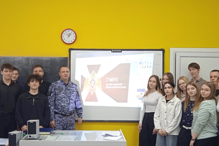 Сотрудник вневедомственной охраны провёл урок мужества в школе Поворинского района 
