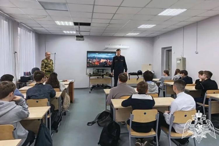 Представители Росгвардии провели урок мужества в Семилукской школе