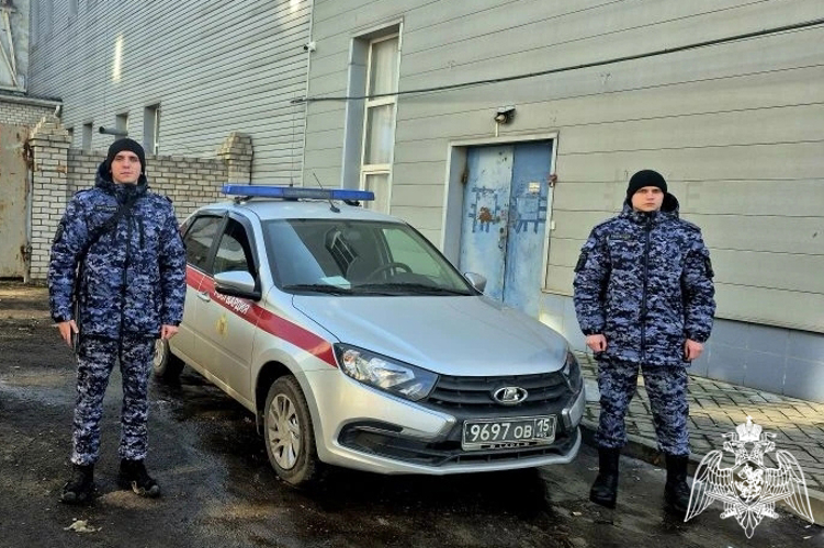 В Воронеже сотрудники пришли на помощь женщине с признаками деменции