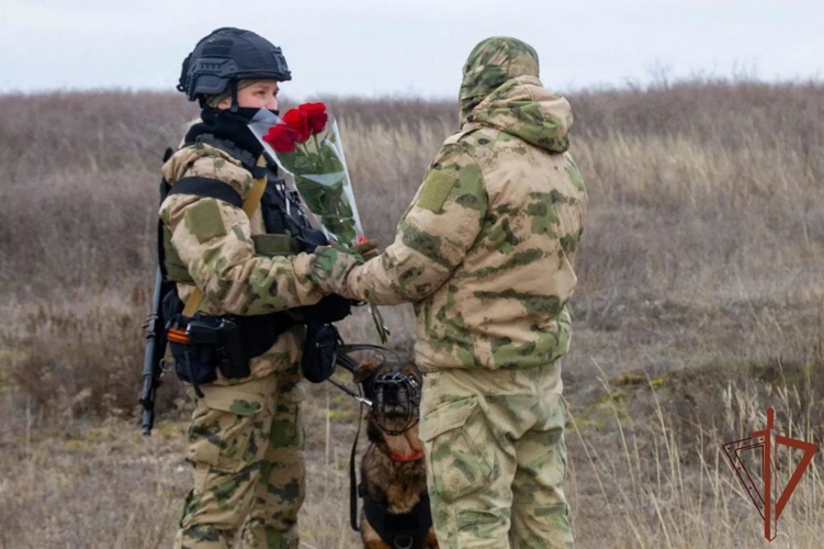 РОСГВАРДЕЙЦЫ ПОЗДРАВИЛИ ЖЕНЩИН-ВОЕННОСЛУЖАШИХ И СОТРУДНИКОВ ВЕДОМСТВА, ВЫПОЛНЯЮЩИХ ЗАДАЧИ СПЕЦИАЛЬНОЙ ВОЕННОЙ ОПЕРАЦИИ