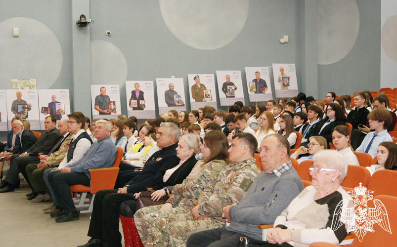 Семья бойца Росгвардии приняла участие в открытии выставки «Семья героя» в Воронежской области