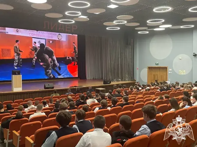 В рамках мероприятий по военно-патриотическому воспитанию молодежи и профориентационный работы росгвардейцы провели открытый семинар в Воронежской области
