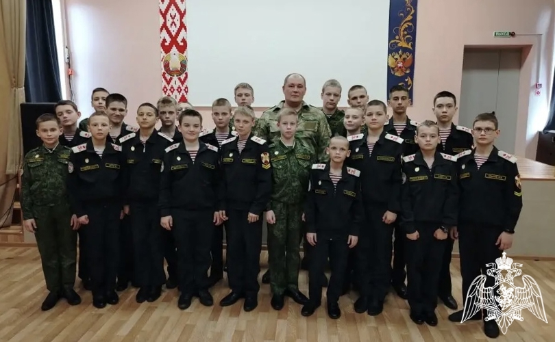 ОФИЦЕР РОСГВАРДИИ ВСТРЕТИЛСЯ С РОСГВАРДЕЙСКИМ КАДЕТСКИМ КЛАССОМ В ВОРОНЕЖЕ