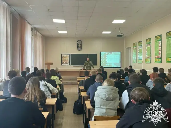 Сотрудники Росгвардии провели семинар профориентации со студентами техникума Воронежской области