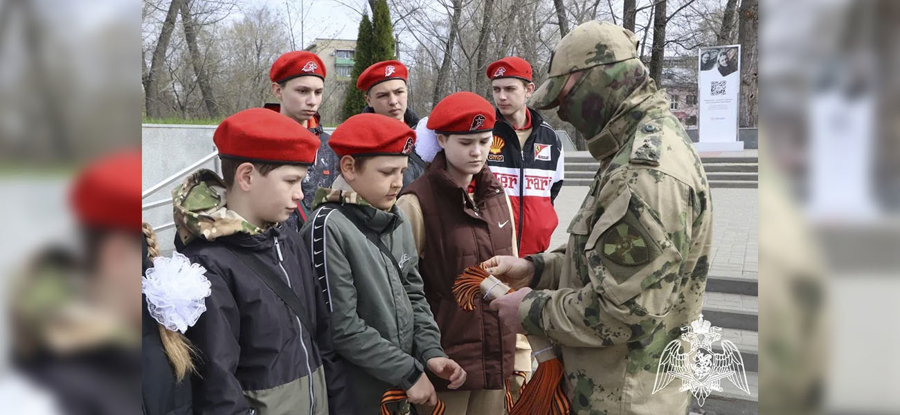 Представители Росгвардии раздали воронежцам георгиевские ленты