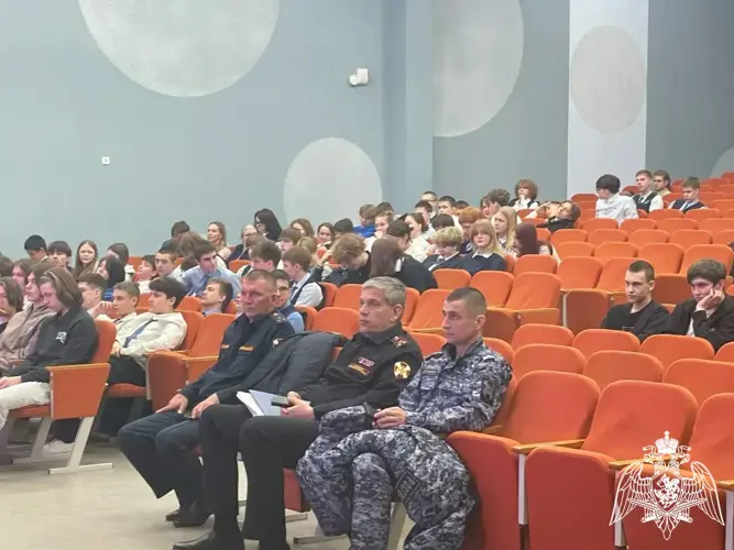 В рамках мероприятий по военно-патриотическому воспитанию молодежи и профориентационный работы росгвардейцы провели открытый семинар в Воронежской области