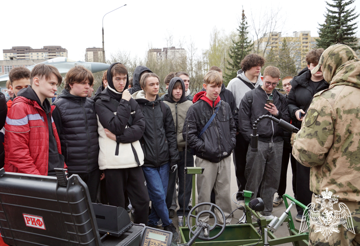 В Воронеже росгвардейцы стали частью ежегодной патриотической акции  « День призывника»  для молодежи допризывного возраста 