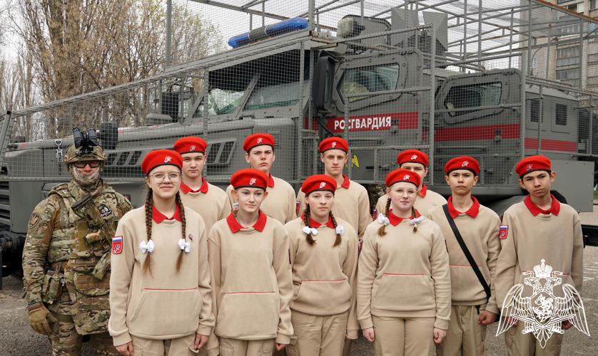 В Воронеже росгвардейцы стали частью ежегодной патриотической акции  « День призывника»  для молодежи допризывного возраста 