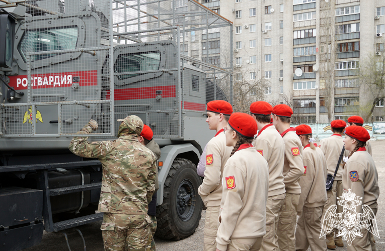 В Воронеже росгвардейцы стали частью ежегодной патриотической акции  « День призывника»  для молодежи допризывного возраста 