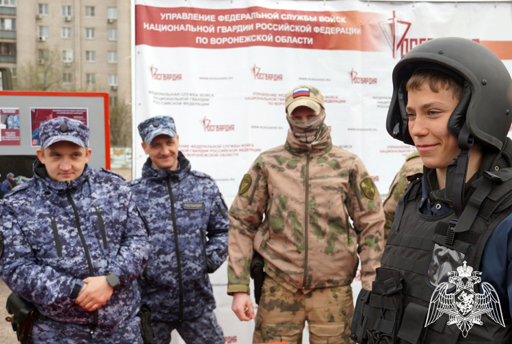 В Воронеже росгвардейцы стали частью ежегодной патриотической акции  « День призывника»  для молодежи допризывного возраста 