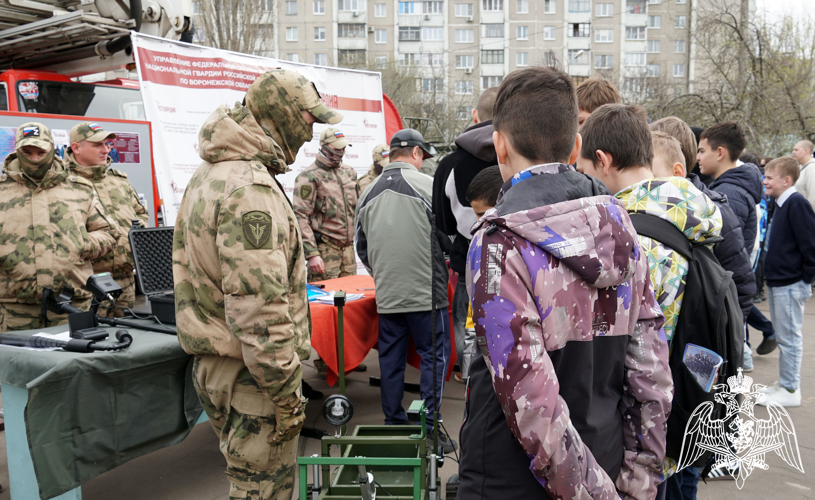 В Воронеже росгвардейцы стали частью ежегодной патриотической акции  « День призывника»  для молодежи допризывного возраста 